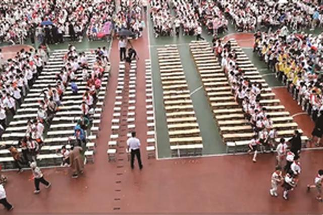 迎六一活动突降暴雨 小学师生上演“教科书式退场”