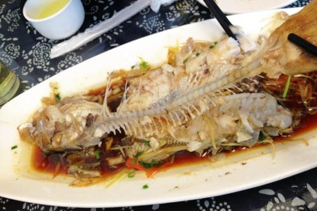 男孩误吞蝴蝶状鱼骨 差点戳穿大动脉