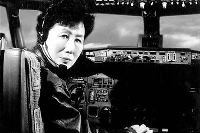 82岁“硬核奶奶”驾机重返蓝天