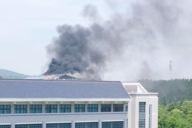 南京一学校教学楼顶太阳能板着火 明火已扑灭无人员伤亡