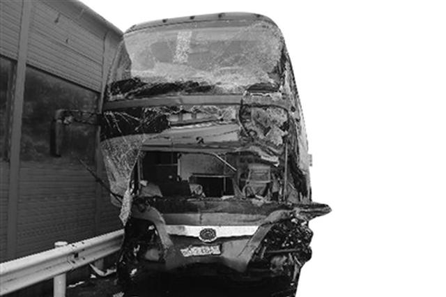 生命最后一刻司机紧握方向盘 16名乘客获救