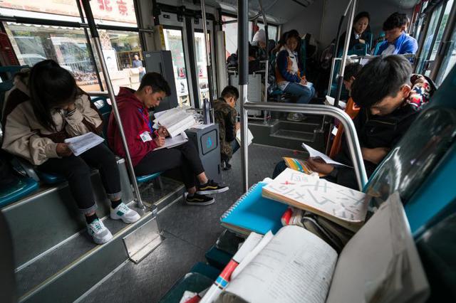 镇江投入53辆大巴 为全市3428名高考学子保驾护航