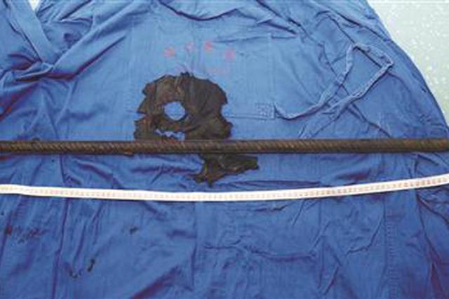 男子高空坠落 钢筋穿腹入背