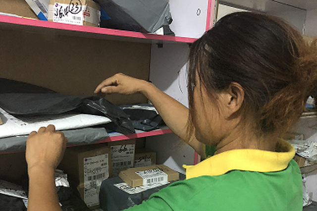 记者对话下跪女快递员：压力很大 希望生活恢复平静