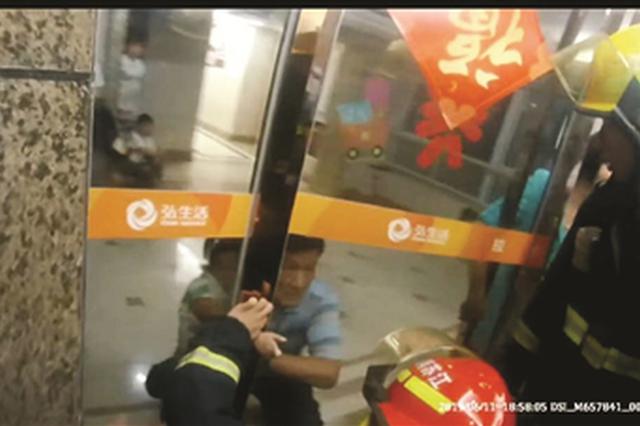 南京3岁女童手臂被卡门缝 民警消防联手救援