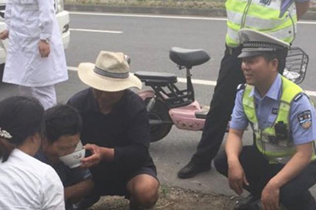 男子晕倒路边不省人事 交警及时救助送他回家还掏钱资助
