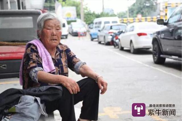泪奔！八旬奶奶6年每天守8小时等智残孙儿放学