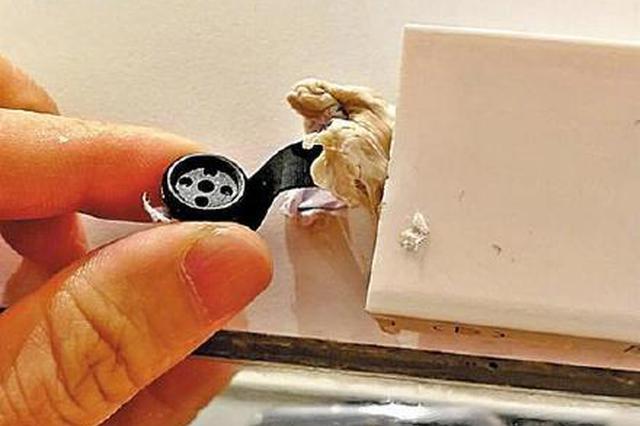 优衣库试衣间惊现针孔摄像头 警方介入调查