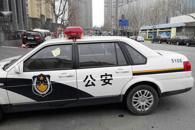 南京14岁少年拦民警要砸警车 称：看警车不爽