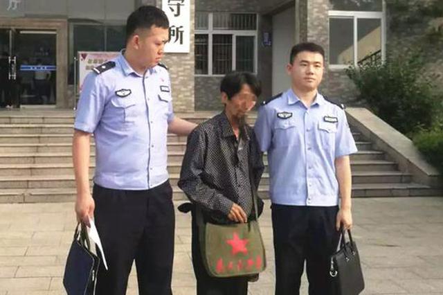 手抓脚踢牙咬满地滚 男子暴力阻碍执法 挎包亮了