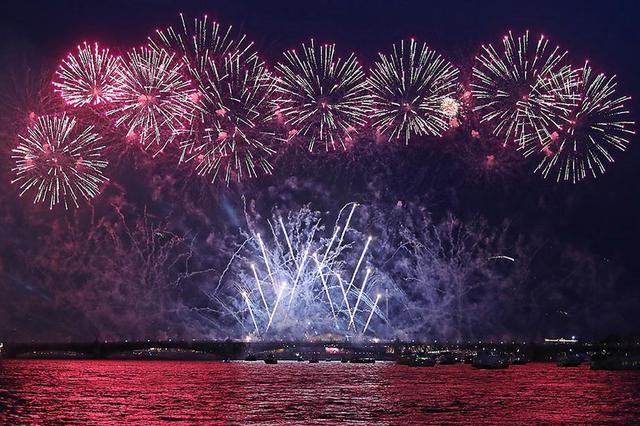 宿迁泗阳中学家长放烟花庆祝高考好成绩 引燃路边绿化带