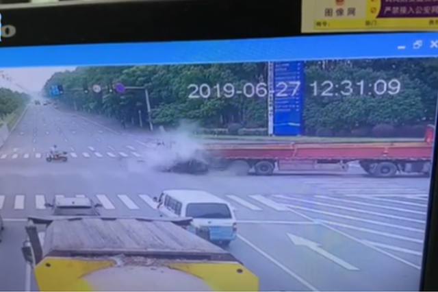 常州惨烈车祸:和半挂车相撞 轿车瞬间散架一人身亡