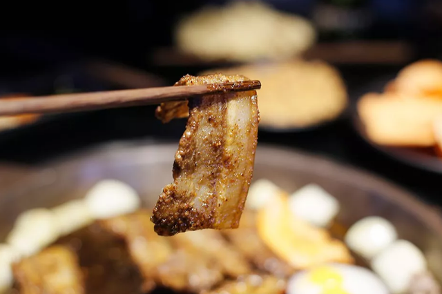 江苏消保委:PVC材质保鲜膜接触油脂性食物后易生有害物质