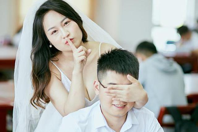 从校服到婚纱！学长回母校陪学妹拍毕业照