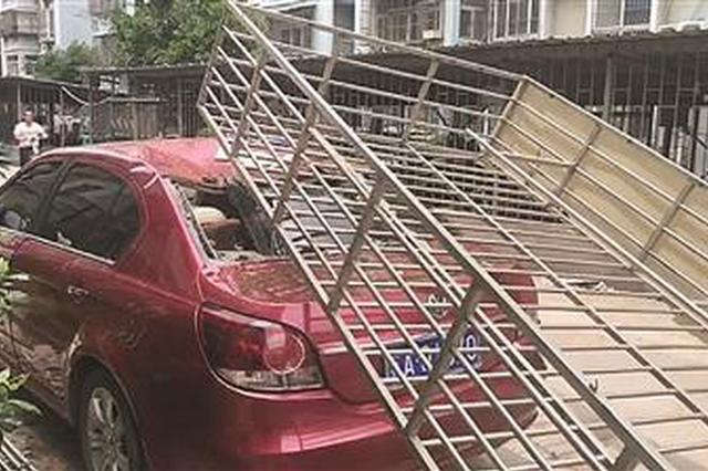 南京一小区5楼的防盗网从天而降 砸瘪楼下轿车