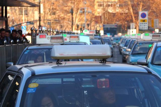 小伙：我是黑恶势力首脑 警察：来，吃颗药