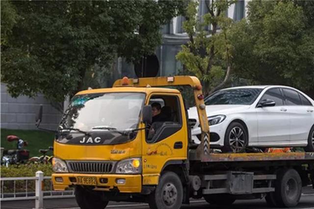 车停在人行道被高空坠落瓷砖砸到 车主需担责吗