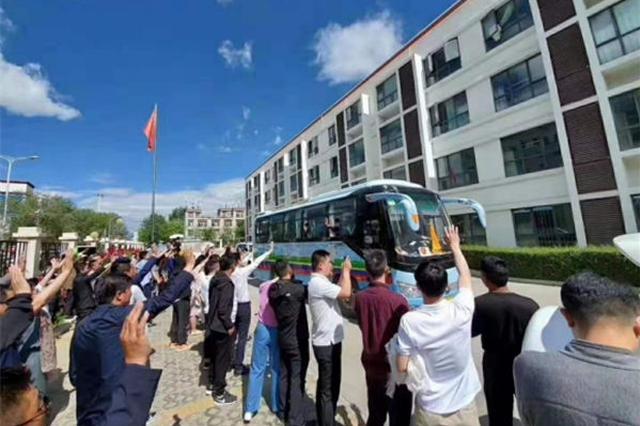 江苏第八批援藏干部返苏 3年实施178个项目