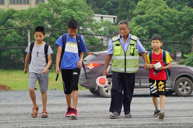 行人闯红灯 小心记入信用记录！