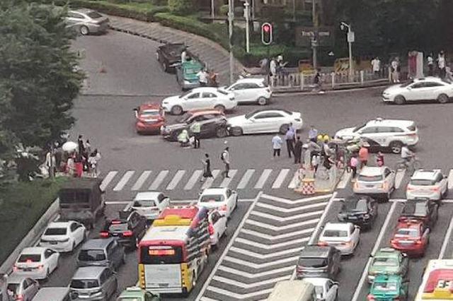 电动车主撞轿车受伤 交警：闯红灯自己负全责