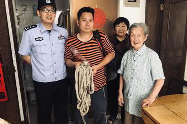 百岁老人防高空坠物 让八旬儿子拆除雨棚