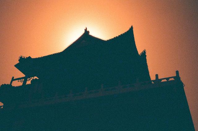 鼓楼广场大“孔雀”换上五色“夏装”