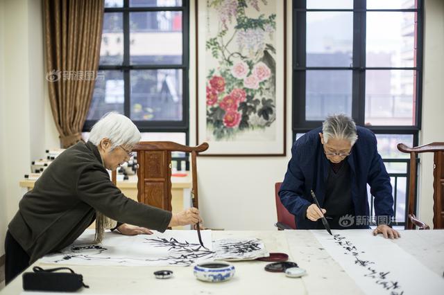 张佳鑫 进社区教老人融入“e时代”