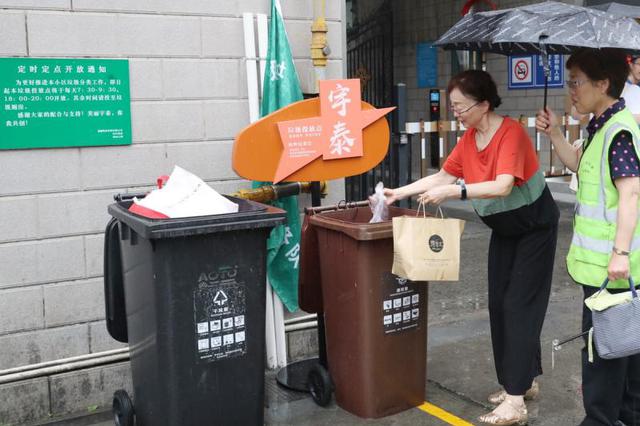 上海最严垃圾分类生效 分类垃圾桶险断货