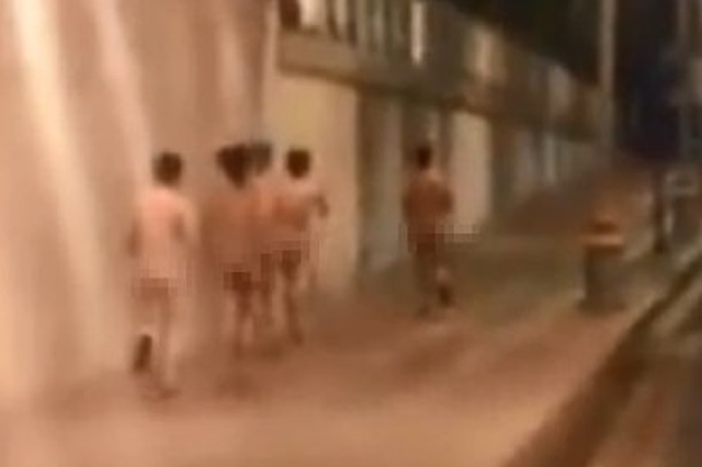 盐城5名男子深夜街头裸奔 律师：行为涉治安违法
