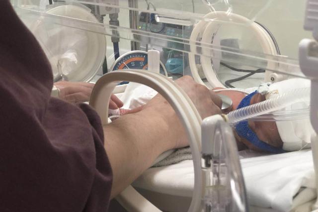 医生连做四台手术瘫坐走廊:老婆刚分娩 孩子在抢救