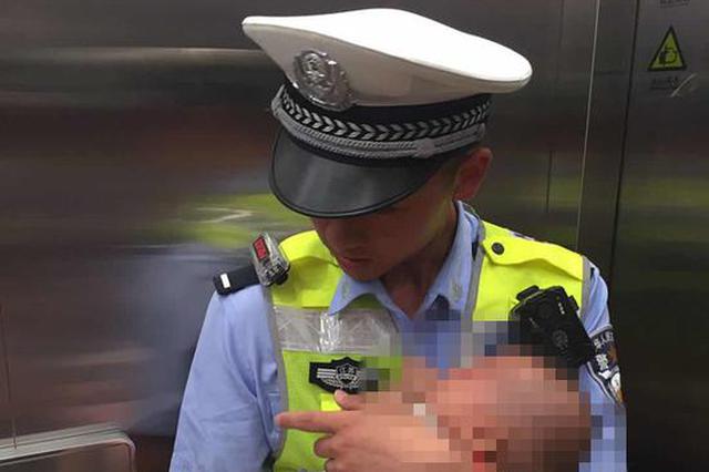 你抱孩子的样子很帅！南京交警暴雨中救助骨折婴儿