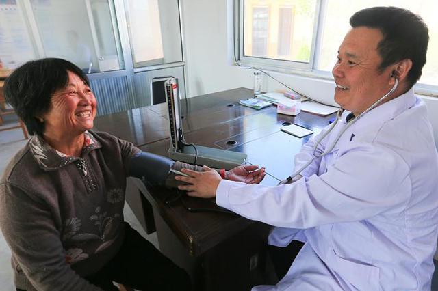 村医集体辞职 “补助延迟”无异于拖欠工资