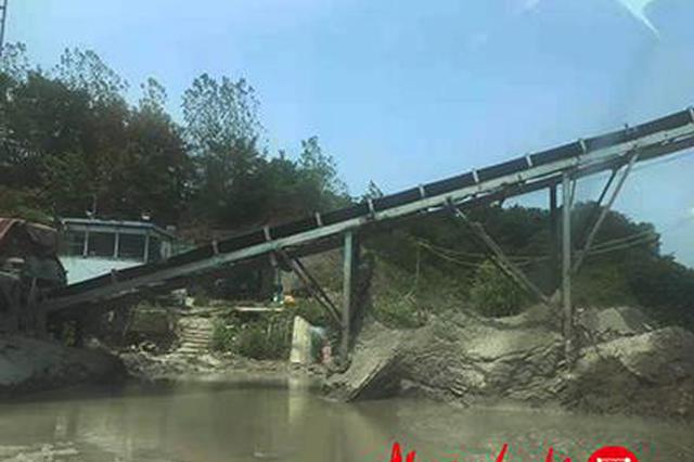 南京一采石场藏在山里肆无忌惮地生产 污水横流