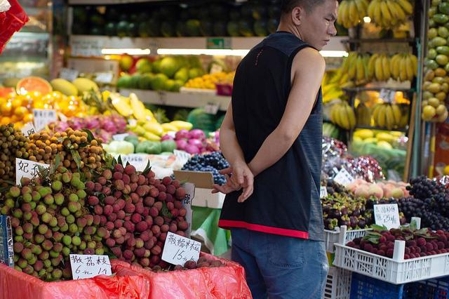 为何6月鲜果价格同比涨42.7%？ 统计局这样说