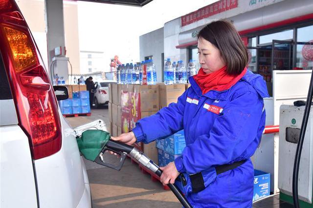 国内油价今年下半年首次上调 加满一箱油多花6元