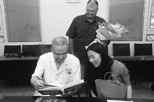 难忘15年前救命之恩 女孩从美国来南京谢“亲人”