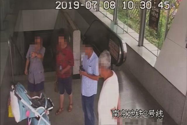 妈妈地铁站口发传单 将婴儿交给监控“照看”