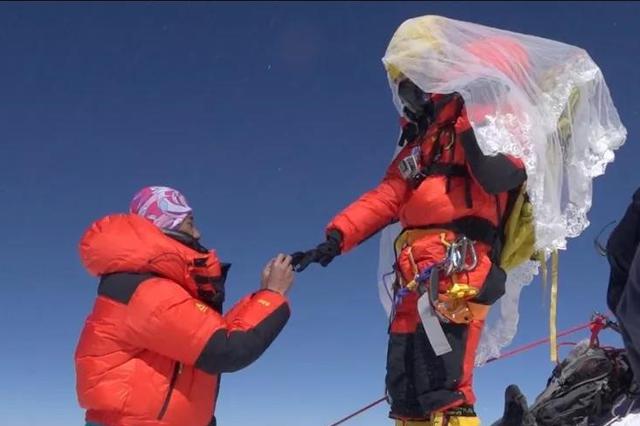 疯狂又浪漫！珠峰之巅她披上婚纱 他摘下氧气罩求婚