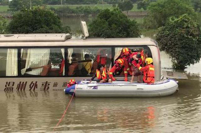 “老年团”中巴误入大水13人被困 消防施救零伤亡