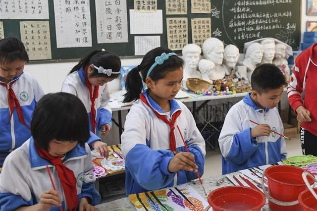 中国50万名“事实孤儿”将有生活保障