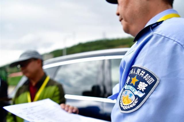 留学生骑车违规载人、推搡民警 校方称将处理