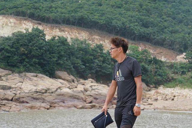 疑似失联女童章子欣遗体被送上岸 警笛长鸣警务人员等候