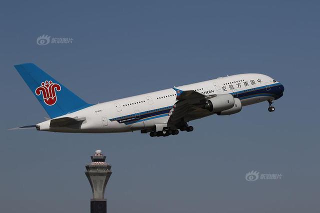 国航回应“监督员”事件：女子患病 已很久未工作