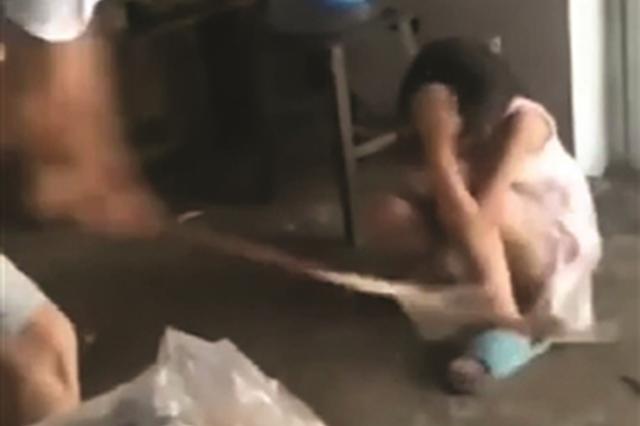 连云港男子暴打亲生儿女拍视频 胁迫被家暴妻子回家