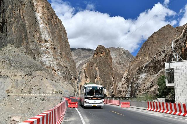 开奔驰上高速“斗气” 代价是拘留6日