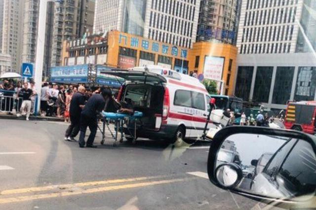 常州一轿车连撞多辆电动车已致3死10伤 肇事者被控制