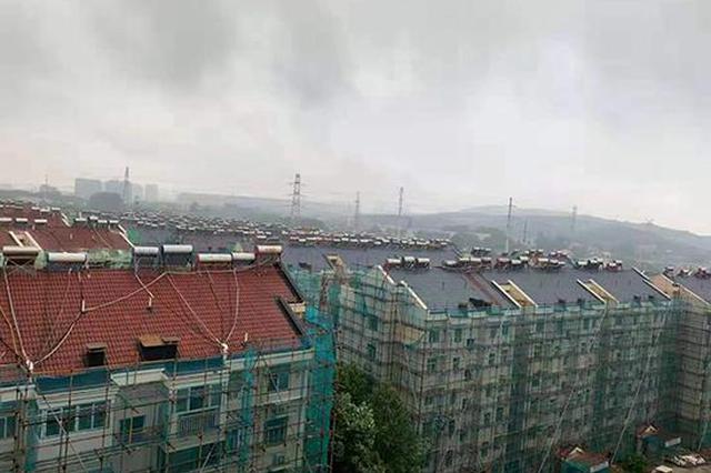 南京一老小区往瓦片喷漆算出新？监理单位：非造假，预算受限