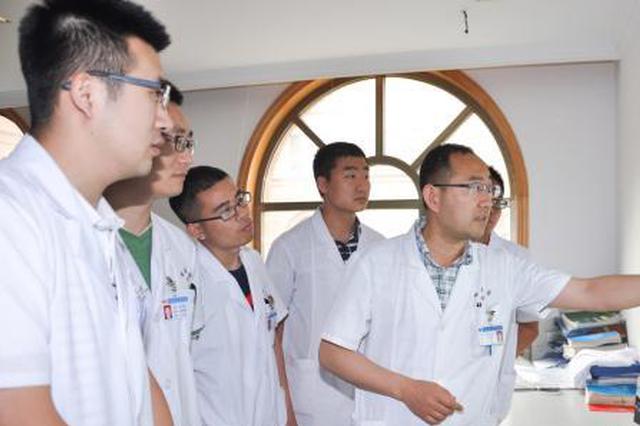 男童撞破玻璃门碎玻璃插入心脏 经抢救转危为安