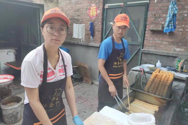山东90后医学生夫妻创业摆摊炸油条整三年：不后悔、不自卑