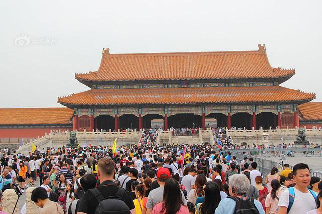 故宫回应游客吸烟炫耀事件：将强化安检和巡查措施